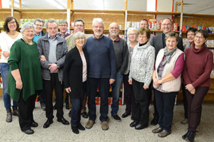 Die Ehrenamtlichen haben sich mit Weihbischof Rolf Lohmann zu einem Gruppenbild aufgestellt.