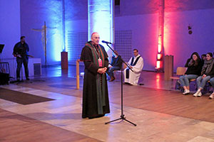 In der bunt beleuchteten Jugendkirche effata spricht Bischof Dr. Felix Genn zu den Jugendlichen.