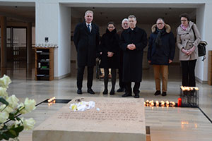 Gemeinsam beteten sie am Grab der seligen Anna Katharina Emmerick: (von links) Pfarrer Peter Nienhaus, Angela Pund, Heinz Wansing, Weihbischof Dr. Stefan Zekorn, Franz-Josef Pund und Christiane Daldrup. Gemeinsam beteten sie am Grab der seligen Anna Katharina Emmerick: (von links) Pfarrer Peter Nienhaus, Angela Pund, Heinz Wansing, Weihbischof Dr. Stefan Zekorn, Franz-Josef Pund und Christiane Daldrup.