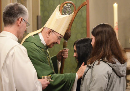 Bischof Genn firmt junge Erwachsene