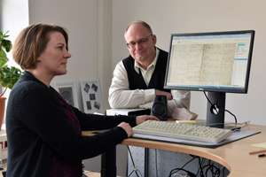 Dr. Verena Bölsker und Dirk Unterbrink bereiteten den Onlineauftritt der Kirchenbücher vor.