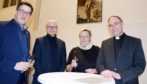 Diskutierten im Kapitelsaal des Xantener Doms über die Frage „Wäre Jesus für eine Obergrenze?“: (von links) Politiker René Schneider, Journalist Lothar Schröder, Dörte Dreher-Peiß vom Caritasverband und Weihbischof Rolf Lohmann. Diskutierten im Kapitelsaal des Xantener Doms über die Frage „Wäre Jesus für eine Obergrenze?“: (von links) Politiker René Schneider, Journalist Lothar Schröder, Dörte Dreher-Peiß vom Caritasverband und Weihbischof Rolf Lohmann.