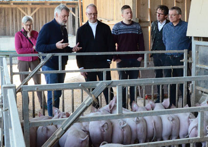 Dr. Jochen Reidegeld mit einer Delegation auf dem Neuland-Hof Steinmann in Lotte Dr. Jochen Reidegeld mit einer Delegation auf dem Neuland-Hof Steinmann in Lotte