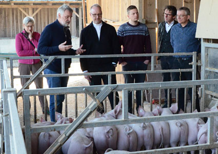 Dr. Jochen Reidegeld mit einer Delegation auf dem Neuland-Hof Steinmann in Lotte