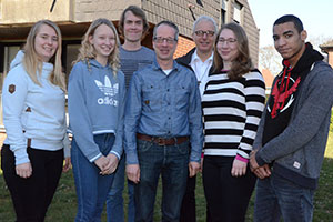 Haben sich zum Gruppenfoto aufgestellt: Jahrespraktikantin Julia Müller, Schülerin Jocelyn Joswig, Pastoralassistent Fabian Christoph, Pastoralreferent Kai Kaczikowski, Pfarrer August Hüsing, Theologiestudentin Frauke Willers und FSJ-ler Clay Weiner.