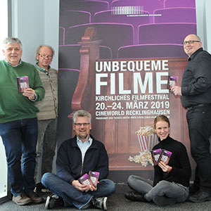 Gemeinsam präsentierten sie das diesjährige Programm des zehnten Kirchlichen Filmfestivals Recklinghausen: Pastoralreferent Joachim van Eickels, Pfarrer Harald Wagner, Marc Gutzeit, Geschäftsführer des Kreisdekanatsbüros Recklinghausen, Julia Borries vom Evangelischen Kirchenkreis und Kai-Uwe Theveßen, Theaterleiter des Cineworld Recklinghausen.