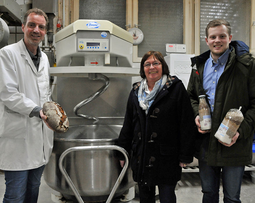 Klaus Hövelmann, Maria Voß und Fabian Augustin (von links) präsentieren die Produkte in der Backstube.