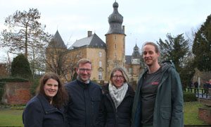 Der Vorstand des BDKJ Münster (von links): Vorsitzende Anna-Lena Vering, Konrad Schneermann, Susanne Deusch und Vorsitzender Johannes Wilde. Im Hintergrund die Jugendburg Gemen.