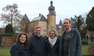 Der Vorstand des BDKJ Münster (von links): Vorsitzende Anna-Lena Vering, Konrad Schneermann, Susanne Deusch und Vorsitzender Johannes Wilde. Im Hintergrund die Jugendburg Gemen. Der Vorstand des BDKJ Münster (von links): Vorsitzende Anna-Lena Vering, Konrad Schneermann, Susanne Deusch und Vorsitzender Johannes Wilde. Im Hintergrund die Jugendburg Gemen.