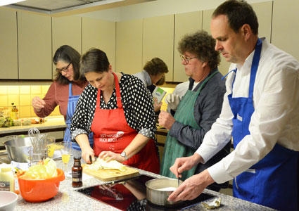 Propst Christoph Rensing beim Kochen in der Fabi in Borken.