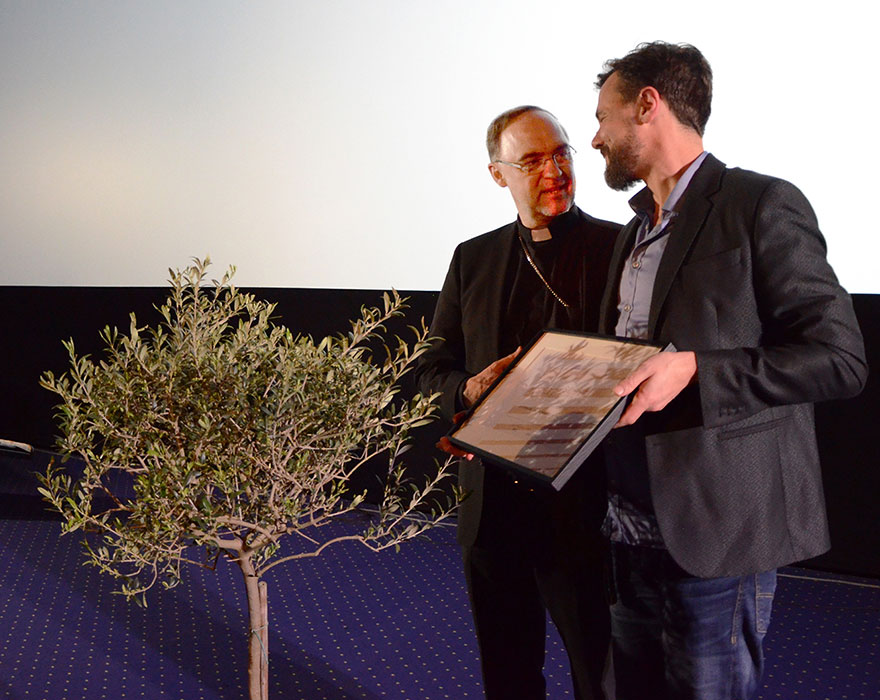 Weihbischof Rolf Lohmann (links) überreichte Tobias N. Siebert, Produzent des Preisträgerfilms, nach seiner Laudatio den ökumenischen Filmpreis des Kirchlichen Filmfestivals in Recklinghausen.