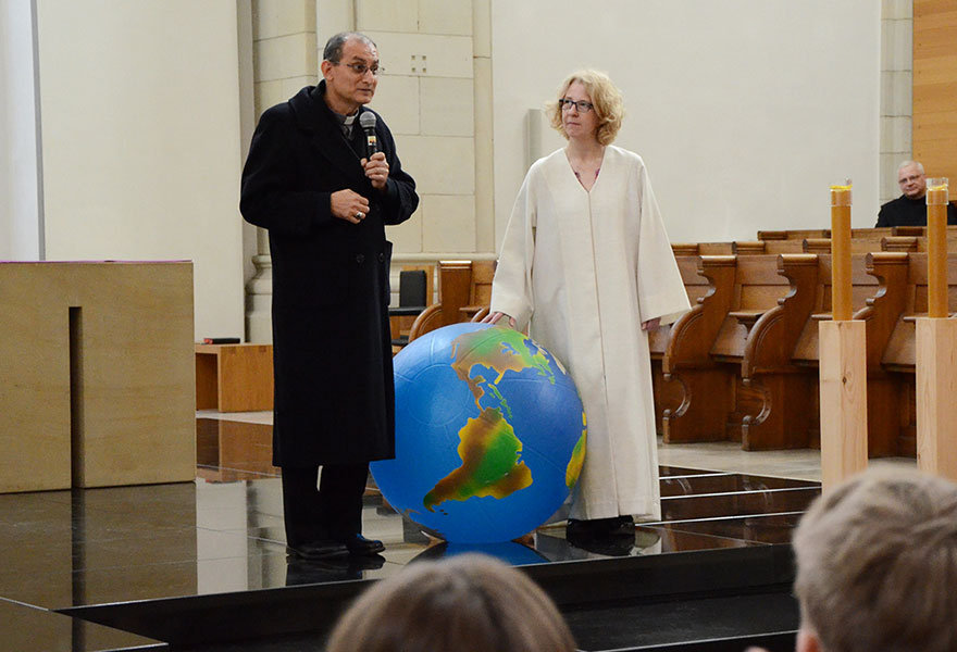 Schulseelsorgerin Dr. Melanie Kolm steht mit Bischof William Ernesto Iraheta Rivera im Altarraum der Abteilkirche in Gerleve.