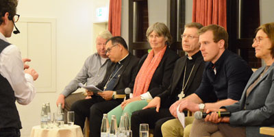 Weihbischof Dr. Stefan Zekorn bei einer Podiumsdiskussion in Epe