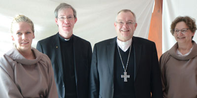 Pfarrer Thomas Diedershagen und die beiden Ostergarten-Führerinnen Stefanie Eißing (links) und Margret Hölscher begleiteten Weihbischof Dr. Christoph Hegge bei seinem Rundgang. 