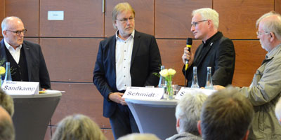 Diskussion an Stehtischen: Propst Jürgen Quante, Michael Sandkamp, Martin Schmitz und Michael Siewering. 