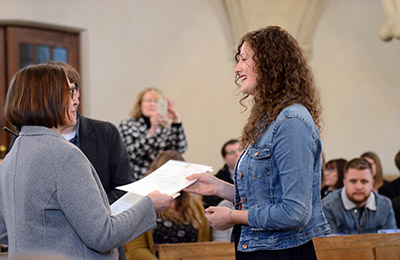 Eine Referendarin bekommt die Vorläufige Kirchliche Unterrichtserlaubnis überreicht. Eine Referendarin bekommt die Vorläufige Kirchliche Unterrichtserlaubnis überreicht.