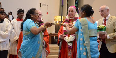 Tamilische Frauen tanzen vor Bischof Genn und Weihbischof em. Geerlings in der Kirche