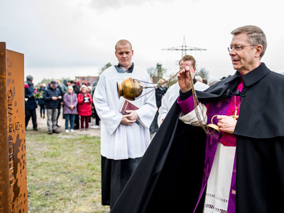 Weihbischof Stefan Zekorn weiht Haldenkreuzweg in Ahlen