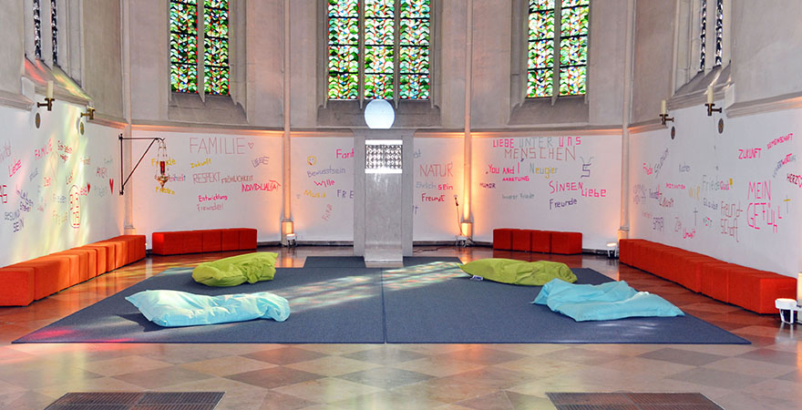im Altarraum der Jugendkirche stehen viele Begriffe an den Wänden. 