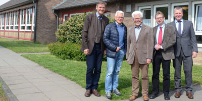 Die Caritas-Geschäftsführer Burkhard Baumann und Gregor Wortmann mit Vertretern der Kirchengemeinde St. Nikomedes.