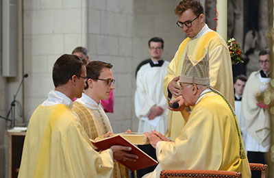 Bischof Genn überreicht Fabian Guhr das Evangeliar. Bischof Genn überreicht Fabian Guhr das Evangeliar.