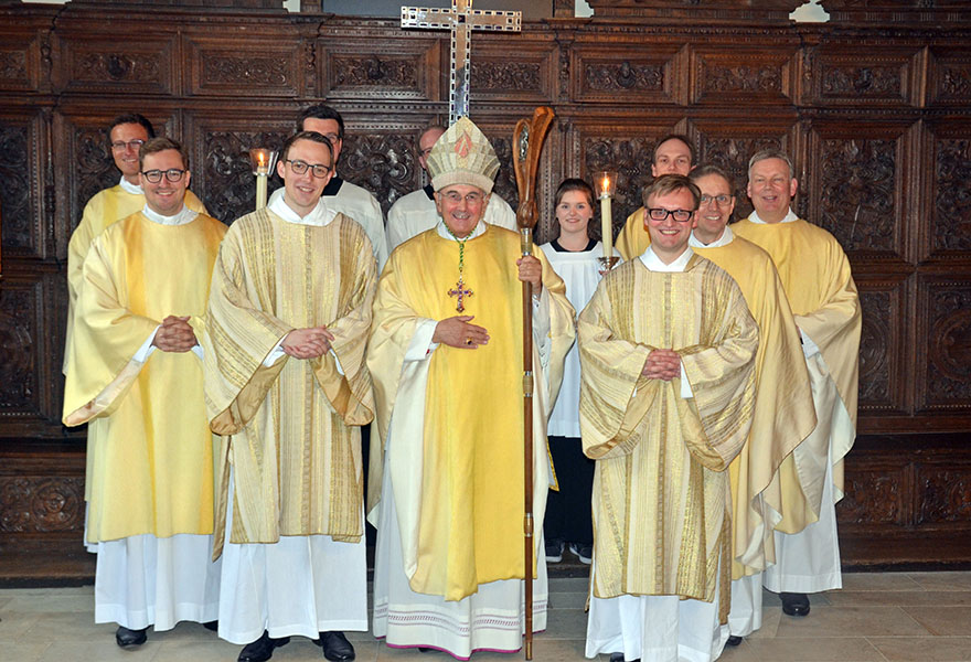 Gruppenfoto: Fabian Guhr und Jan Tasler mit Bischof Genn und den an der Liturgie Beteiligten. 
