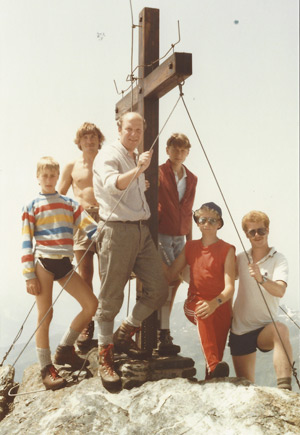 Gegründet wurde das Ferienhilfswerk unter anderem von Gerold Allnoch (3.v.l.), auf dem Foto beim Teenielager in Igls auf dem Lizumer Recken im Jahr 1985