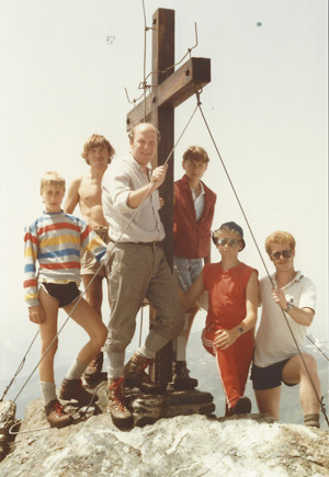 Gegründet wurde das Ferienhilfswerk unter anderem von Gerold Allnoch (3.v.l.), auf dem Foto beim Teenielager in Igls auf dem Lizumer Recken im Jahr 1985 Gegründet wurde das Ferienhilfswerk unter anderem von Gerold Allnoch (3.v.l.), auf dem Foto beim Teenielager in Igls auf dem Lizumer Recken im Jahr 1985