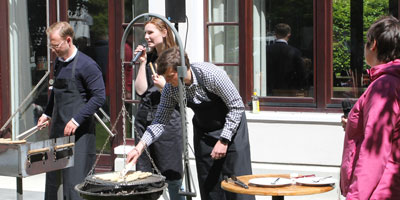 Junge Politiker beim Grillen