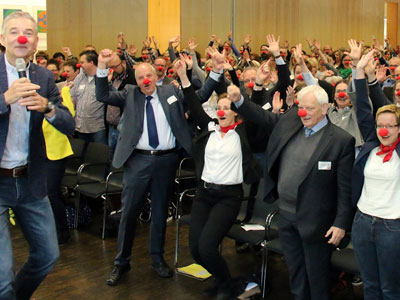 Viele Menschen mit roten Nasen Viele Menschen mit roten Nasen