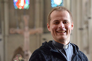 Stefan Rosenbaum im Dom. Hinter ihm sieht man das Kreuz.