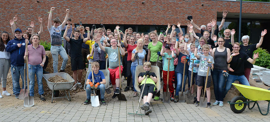 Die Aktiven haben sich zum Gruppenbild aufgestellt.