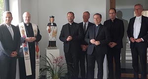 Die bei der Segnung anwesenden Personen stehen neben der Statue des heiligen Ivo, von lins: Steffen Pau (Leiter des Katholischen Datenschutzzentrums), Generalvikar Alfons Hardt (Paderborn), Generalvikar Dr. Andreas Frick (Aachen), Generalvikar Dr. Klaus Winterkamp (Münster), Generalvikar Dr. Markus Hofmann (Köln), Generalvikar Klaus Pfeffer (Essen) und Dr. Antonius Hamers (Katholisches Büro). 	