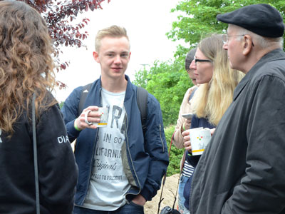 Bischof Dr. Felix Genn mit Jugendlichen in Greven
