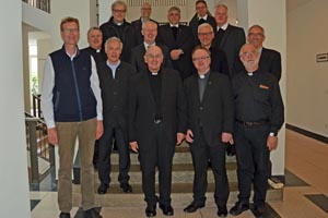 Gruppenbild der Jubilare im Treppenhaus des Priesterseminars: (vordere Reihe von links) Thomas Laufmöller, Bischof Felix, Werner Laslop, Peter van Briel, (mittlere Reihe von links) Heinrich Kramer, Berthold Engels, Martin Ahls, Mike Netzler und Michael Kenkel, (obere Reihe von links) Bernhard Schmedes, Michael Kroes, Stefan Scho, Matthäus Niesmann und Ulrich Messing.