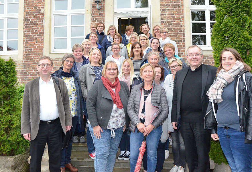 Die Gesprächsteilnehmer haben sich mit Weihbischof Hegge auf einer Treppe zum Gruppenbild aufgestellt.