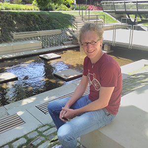 Daniel Gewand sitzt am Ufer des Bachs Berkel. Daniel Gewand sitzt am Ufer des Bachs Berkel.