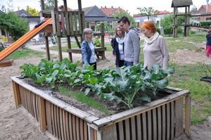 Susanne Stockel, Ursula Große Coosmann, Frank Jäger und Christa Winkelhaus (v.l.) freuen sich über das mit Kinderbettchen gebaute Hochbeet.