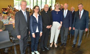 Referenten und Gastgeber stehen in einem Saal, im Hintergrund ist das Publikum zu sehen: (von links) Akademiedirektor Antonius Kerkhoff, Julia Inthorn, Felix Genn, Maria Kröger als Stellvertreterin des Direktors, Generalvikar Dr. Klaus Winterkamp und Peter Kleine-Katthöfer. Referenten und Gastgeber stehen in einem Saal, im Hintergrund ist das Publikum zu sehen: (von links) Akademiedirektor Antonius Kerkhoff, Julia Inthorn, Felix Genn, Maria Kröger als Stellvertreterin des Direktors, Generalvikar Dr. Klaus Winterkamp und Peter Kleine-Katthöfer.