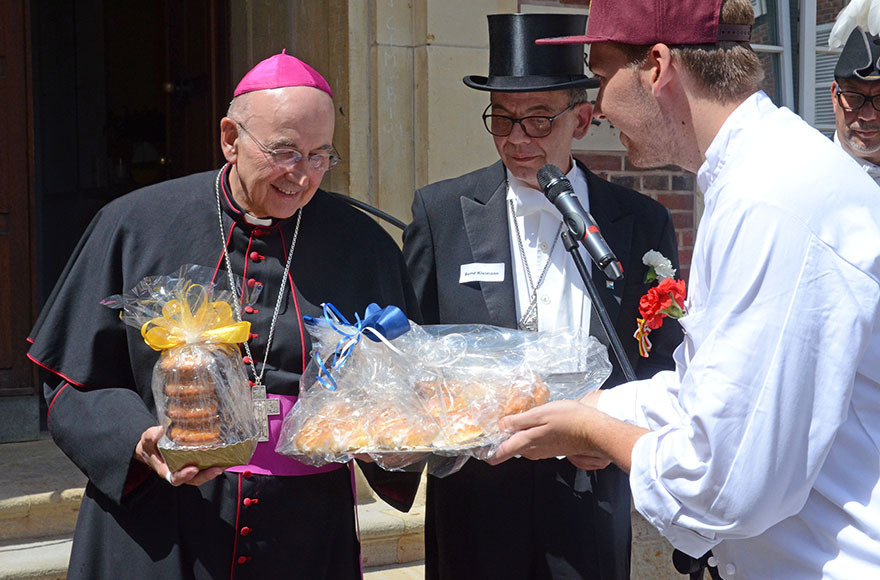 Vertreter der Bäcker und Konditoren überreichten Bischof Genn Brezel und Baumkuchen als Zeichen ihrer Handwerkskunst. 