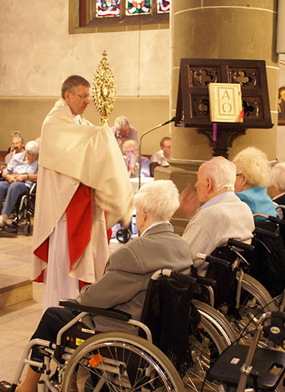 Weihbischof Zekorn segnet die Teilnehmer der Krankenwallfahrt. 