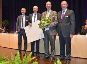 Einen Blumenstrauß und ein Geschenk erhielt Christoph Rocksloh (Dritter von links) von Gerrit Abelmann, Ulrich Hörsting und Christoph Bickmann (von links).
