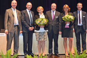 Mit Blumensträußen wurden Claudia Dues (Dritte von links) und Dr. Mecht-hild König (Zweite von rechts) als neue Mitglieder im Aufsichtsrat von Christoph Rocksloh, Ulrich Hörsting, Christoph Bickmann und Gerrit Abelmann (von links) begrüßt. 