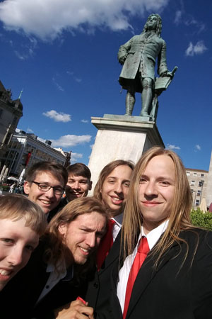 Die erfolgreichen Sänger stehen unter einem blauen Himmel und vor der Händel-Statue in Halle/Saale: (von links) Justus Meinhard, Caspar Dieler, Sebastian Rossow, Jan Hubert, Chrome Steinbach, Coraghessan Steinbach.