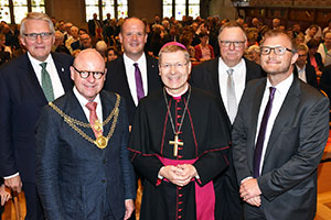 Haben sich zum Gruppenbild aufgestellt: Festredner Prof. Thomas Sternberg, Oberbürgermeister Markus Lewe, Vorstand Sebastian Koppers, Weihbischof Dr. Stefan Zekorn, Caritasrat-Vorsitzender Dr. Jost Hüttenbrink und Vorstand Thomas Schlickum (von links) betonten in Gottesdienst und Festakt die Bedeutung caritativer Arbeit für die Menschen in Münster.