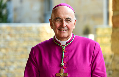 Porträt von Bischof Dr. Felix Genn in bischöflichem Chorgewand