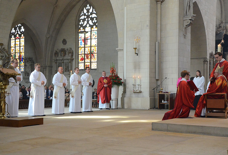 Die fünf Priesteramtskandidaten stehen vor Bischof Felix Genn.