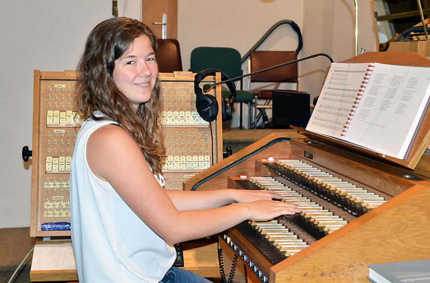 Andrea Windhövel (21) aus Wadersloh sitzt an der Orgel.