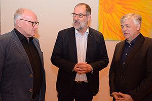 Propst Jürgen Quante, Interventionsbeauftragter Peter Frings und Joachim van Eickels (von links) stehen nebeneinander und sprechen miteinander.