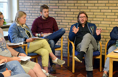 In Kleingruppen tauschten sich die Haupt- und Ehrenamtlichen über das ISK aus, hier mit Michael Tuschewitzki (rechts).